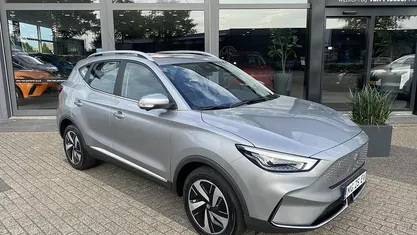 Grijs Nieuw 2025 MG ZS Luxury Sedan | € 27.995 (Goede deal)