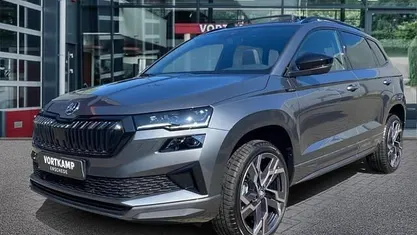 Grijs (metallic) Nieuw 2025 Skoda Karoq SportLine SUV | € 45.999 (Eerlijke prijs)