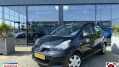 Zwart Gebruikt 2010 Toyota Aygo Hatchback | € 3.250 (Eerlijke prijs)