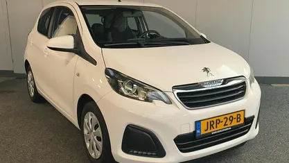 Wit Gebruikt 2017 Peugeot 108 Envy Hatchback | € 6.950 (Eerlijke prijs)