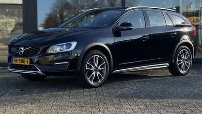 Zwart (metallic) Gebruikt 2016 Volvo V60 CC Summum Stationwagen | € 15.950 (Goede deal)