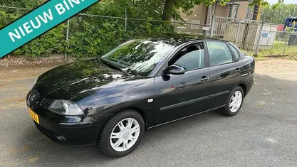 Zwart, metallic lak Gebruikt 2005 Seat Cordoba Reference Sedan | € 849 (Eerlijke prijs)
