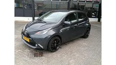 Grijs Gebruikt 2015 Toyota Aygo X-play Hatchback | € 6.999 (Eerlijke prijs)