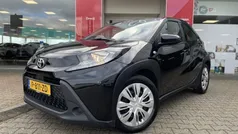 Zwart Gebruikt 2022 Toyota Aygo Play Hatchback | € 15.950 (Eerlijke prijs)