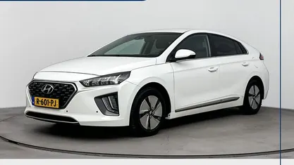 Ceramic white (waw) Gebruikt 2022 Hyundai Ioniq Comfort Hatchback | € 20.700 (Eerlijke prijs)