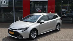 Grijs, metallic lak Gebruikt 2024 Toyota Corolla Active Stationwagen | € 28.900 (Eerlijke prijs)