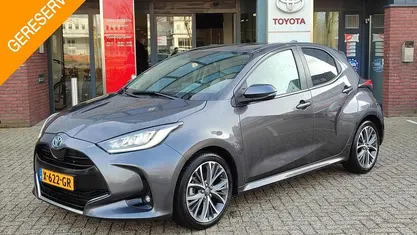 Grijs Occasion 2024 Toyota Yaris Hybrid Executive Hatchback | € 21.199 (Goede deal)