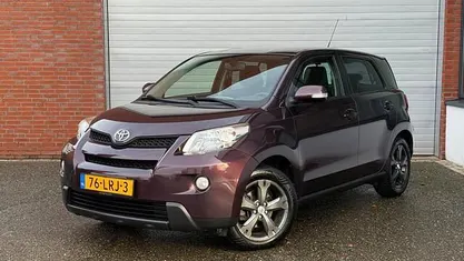 Paars (metallic) Gebruikt 2010 Toyota Urban Cruiser Hatchback | € 6.299 (Eerlijke prijs)