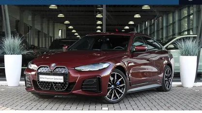 Rood Gebruikt 2024 BMW i4 M Sport Sedan | € 43.950 (Eerlijke prijs)