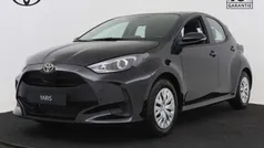 Zwart Gebruikt 2024 Toyota Yaris Hybrid Active Hatchback | € 23.950 (Eerlijke prijs)