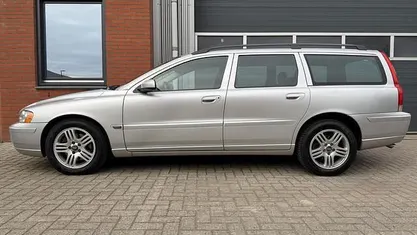 Grijs (metallic) Gebruikt 2005 Volvo V70 Momentum Stationwagen | € 3.950 (Goede deal)