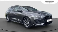 Grijs Gebruikt 2024 Ford Focus ST-Line Stationwagen | € 25.140 (Eerlijke prijs)