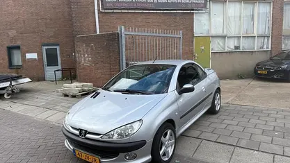 Grijs Gebruikt 2002 Peugeot 206 CC Cabriolet | € 1.499 (Eerlijke prijs)