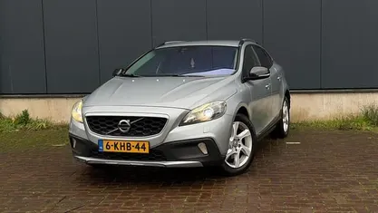 Grijs (metallic) Gebruikt 2013 Volvo V40 Summum Hatchback | € 6.000 (Eerlijke prijs)