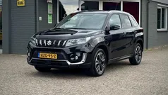 Zwart Gebruikt 2023 Suzuki Vitara Style SUV | € 29.900 (Eerlijke prijs)