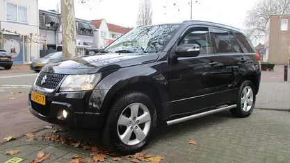 Zwart Gebruikt 2011 Suzuki Grand Vitara Exclusive SUV | € 8.985 (Eerlijke prijs)