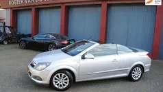 Grijs, metallic lak Gebruikt 2006 Opel Astra Cabriolet Enjoy Cabriolet | € 2.975 (Eerlijke prijs)