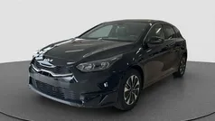 Donker zwart metallic Nieuw 2025 Kia Ceed Hatchback | € 31.190 (Goede deal)