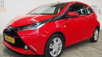 Rood Gebruikt 2016 Toyota Aygo X-play Hatchback | € 7.845 (Eerlijke prijs)