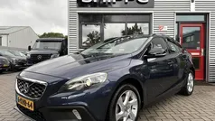 Blauw, metallic lak Gebruikt 2013 Volvo V40 CC Summum Stationwagen | € 14.450 (Eerlijke prijs)