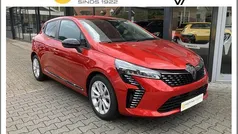 Rood Gebruikt 2024 Renault Clio V Evolution Hatchback | € 18.950 (Eerlijke prijs)