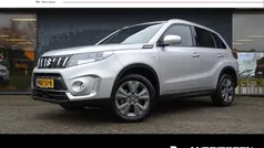 Grijs, metallic lak Gebruikt 2024 Suzuki Vitara SUV | € 28.450 (Eerlijke prijs)