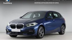 Blauw, metallic lak Gebruikt 2021 BMW 118 Executive Hatchback | € 22.900 (Eerlijke prijs)