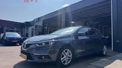 Grijs, metallic lak Gebruikt 2018 Renault Mégane IV Zen Hatchback | € 13.490 (Eerlijke prijs)