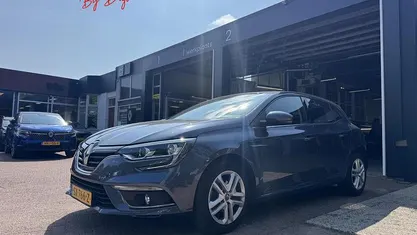 Grijs, metallic lak Gebruikt 2018 Renault Mégane IV Zen Hatchback | € 13.490 (Eerlijke prijs)