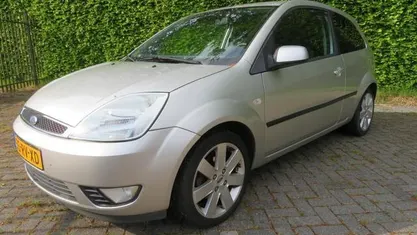 Occasion Ford Fiesta Futura 101 PK (74 kW) 2005 Grijs Hatchback