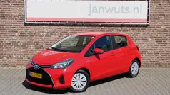 Rood Gebruikt 2016 Toyota Yaris Hybrid Hatchback | € 13.950 (Eerlijke prijs)