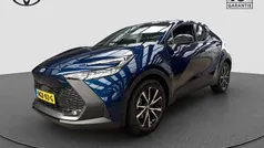 Groen, metallic lak Gebruikt 2025 Toyota C-HR SUV | € 38.995 (Super prijs)