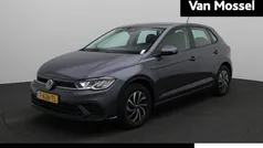 Grijs Gebruikt 2023 VW Polo Life Hatchback | € 20.900 (Eerlijke prijs)