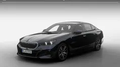 M carbonschwarz metallic (zwart metallic) Nieuw 2025 BMW i5 M Sport Sedan | € 91.515 (Eerlijke prijs)