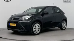 Zwart Gebruikt 2023 Toyota Aygo Play Hatchback | € 19.745 (Goede deal)