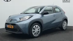 Grijs, metallic lak Gebruikt 2024 Toyota Aygo Play Hatchback | € 19.745 (Eerlijke prijs)