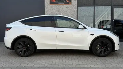 Gebruikt 2024 Tesla Model Y Long Range RWD SUV | € 41.999 (Eerlijke prijs)