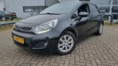 Zwart Gebruikt 2015 Kia Rio Hatchback | € 5.950 (Eerlijke prijs)