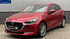 Rood, metallic lak Gebruikt 2021 Mazda 2 Signature Hatchback | € 17.890 (Eerlijke prijs)