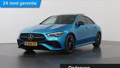 Blauw, metallic lak Gebruikt 2024 Mercedes CLA180 AMG line Sedan | € 39.850 (Eerlijke prijs)