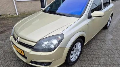 Occasion Opel Astra Enjoy 105 PK (77 kW) 2005 Geel Hatchback