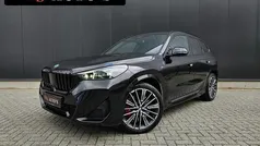 Zwart, metallic lak Gebruikt 2023 BMW X1 M Sport SUV | € 49.950 (Eerlijke prijs)