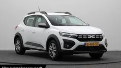 Wit Gebruikt 2023 Dacia Sandero Expression Hatchback | € 17.945 (Eerlijke prijs)