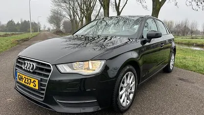 Zwart (metallic) Gebruikt 2015 Audi A3 Sportback Attraction Hatchback | € 9.150 (Eerlijke prijs)