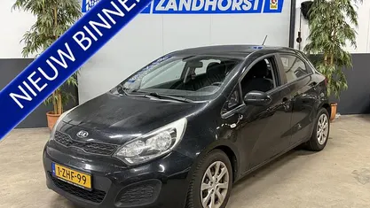 Zwart Gebruikt 2015 Kia Rio Comfort Hatchback | € 4.995 (Eerlijke prijs)
