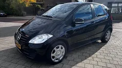 Zwart (metallic) Gebruikt 2012 Mercedes A160 Edition 1 MPV | € 7.499 (Eerlijke prijs)