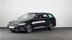 Zwart, metallic lak Gebruikt 2022 VW Passat Business Stationwagen | € 28.449 (Eerlijke prijs)