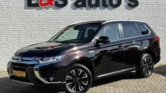 Zwart, metallic lak Gebruikt 2016 Mitsubishi Outlander P-HEV Instyle SUV | € 20.400 (Eerlijke prijs)
