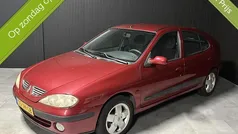 Rood Gebruikt 2002 Renault Mégane II Hatchback | € 1.399 (Eerlijke prijs)