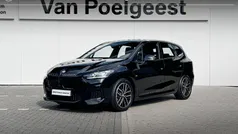 Saphirschwarz metallic (donker zwart metallic) Gebruikt 2023 BMW 220 M Sport Stationwagen | € 38.900 (Eerlijke prijs)